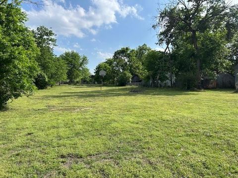 Photo of 405 E Grand Street, Whitewright, TX 75491 (MLS # 21248829)