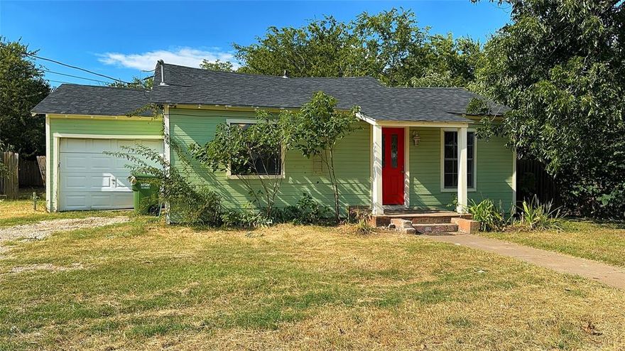 This Home Is perfect for the first time home buyer or any family with kids or pets. This property has a privacy fence the perfect area for pets to walk around or a safe place for kids. Also being under 10 minutes away from all schools. It's In the Heart of Mineral Wells!!!