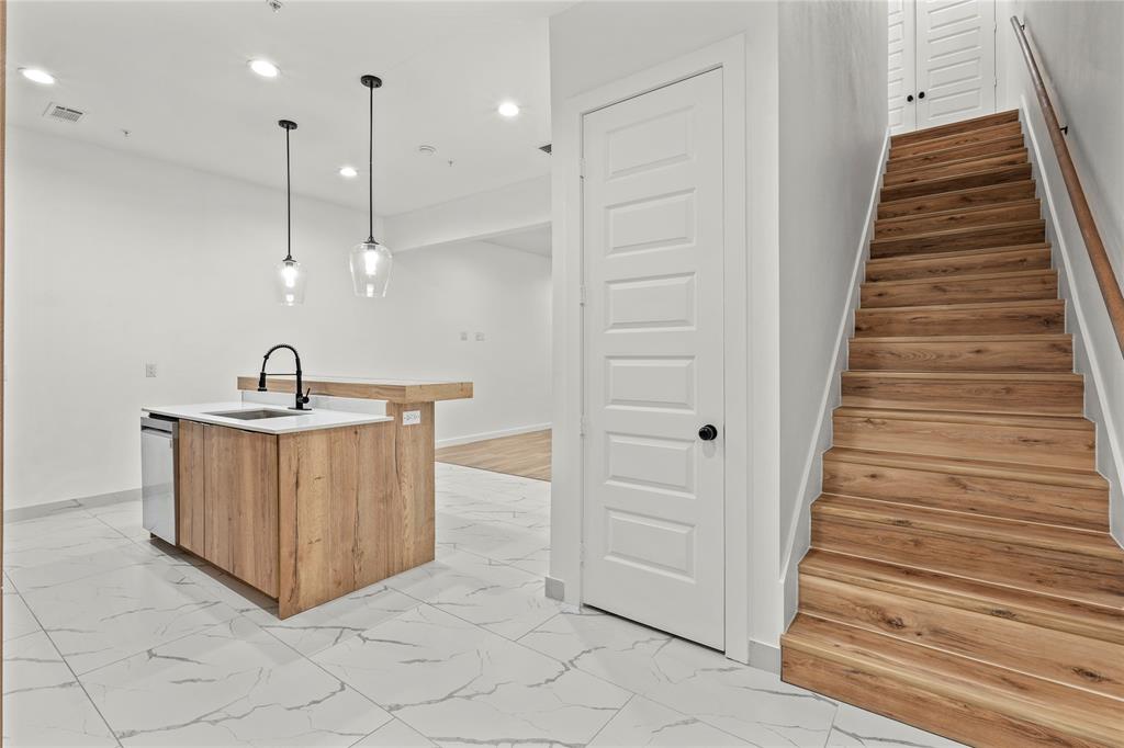 Roseland Flats - Residential