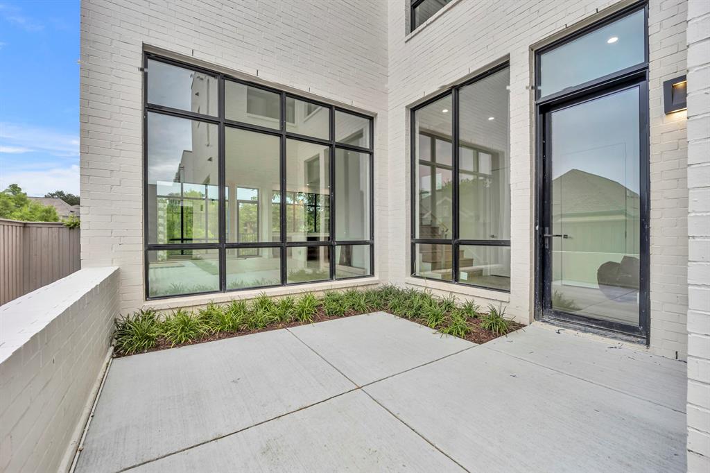 610 N Oak Cliff Boulevard 303
