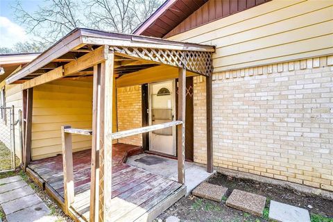 Tiny photo for 1810 Guinevere Street, Arlington, TX 76014 (MLS # 21093929)