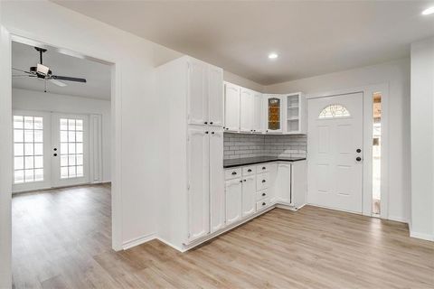 Tiny photo for 1810 Guinevere Street, Arlington, TX 76014 (MLS # 21093929)