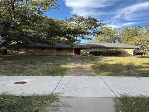 Photo of 655 W Pentagon Parkway, Dallas, TX 75224 (MLS # 21088225)