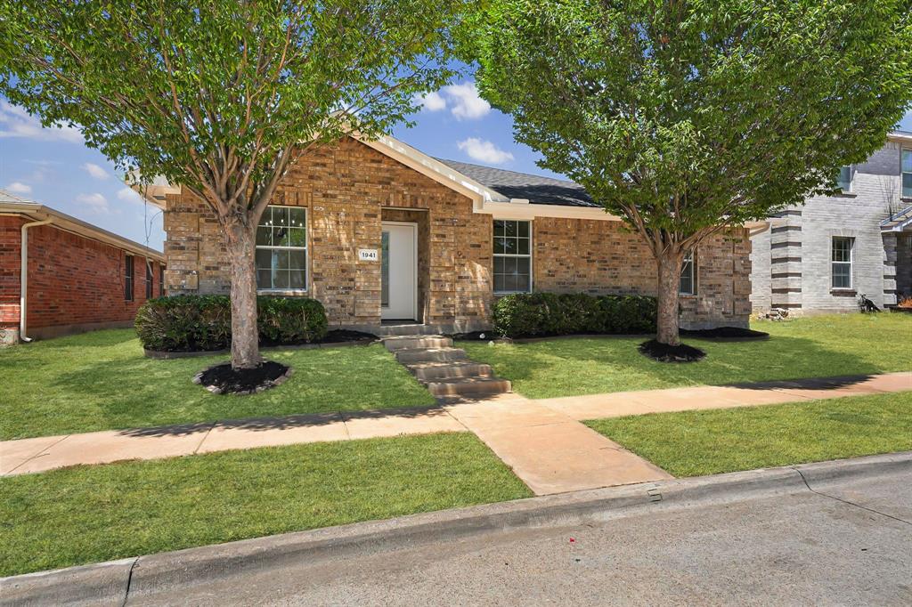 1941 Indian Lilac Drive