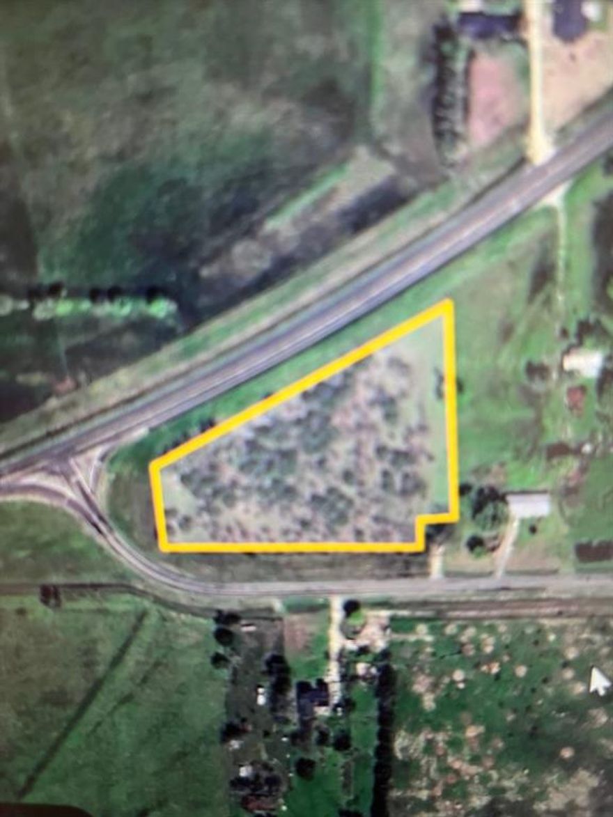 Great commercial lot at the intersection of SH 224 and FM 2736. Bring your business and build what you need. Would make a great location for mechanic shop,tire shop, plumbing and electrical contractor. Would also be great investment to build commercial rental property.
Located in unincorporated area of Hunt County. no restrictions.