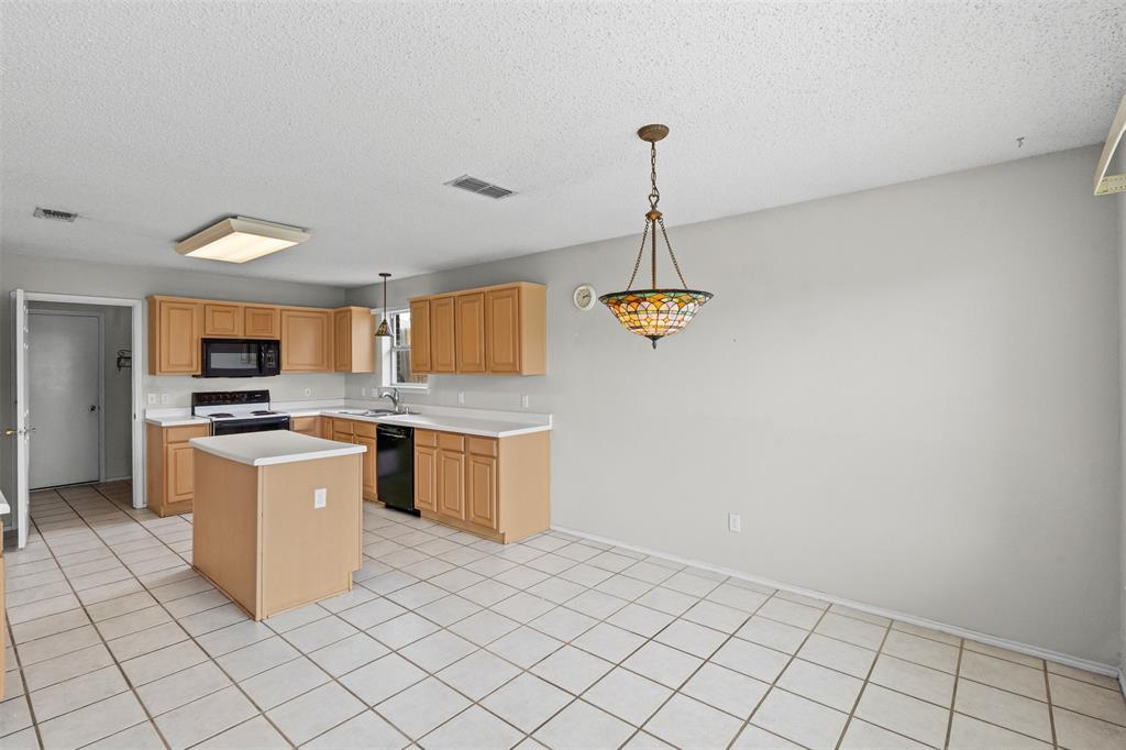 Benbrook, Texas 76126, United States, 3 Bedrooms Bedrooms, ,2 BathroomsBathrooms,Residential,Active,196464