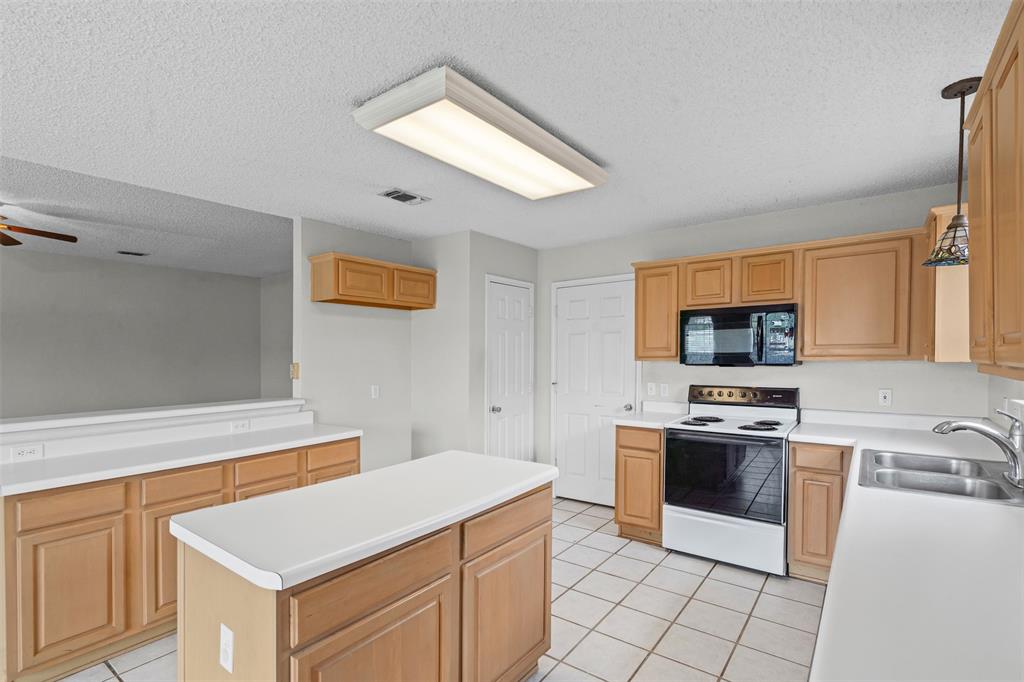 Benbrook, Texas 76126, United States, 3 Bedrooms Bedrooms, ,2 BathroomsBathrooms,Residential,Active,196464