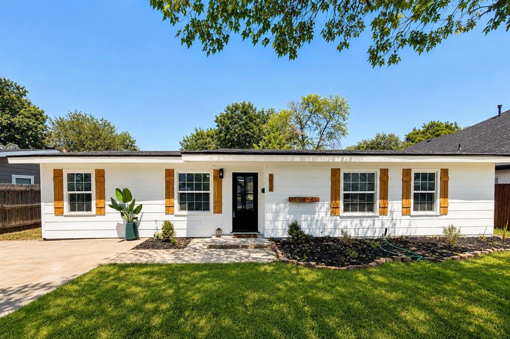 Photo of 5852 Lyle Street, Westworth Village, TX 76114 (MLS # 21375032)