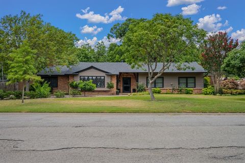 Photo of 1214 Loma Alta Place, Cleburne, TX 76033 (MLS # 21329538)