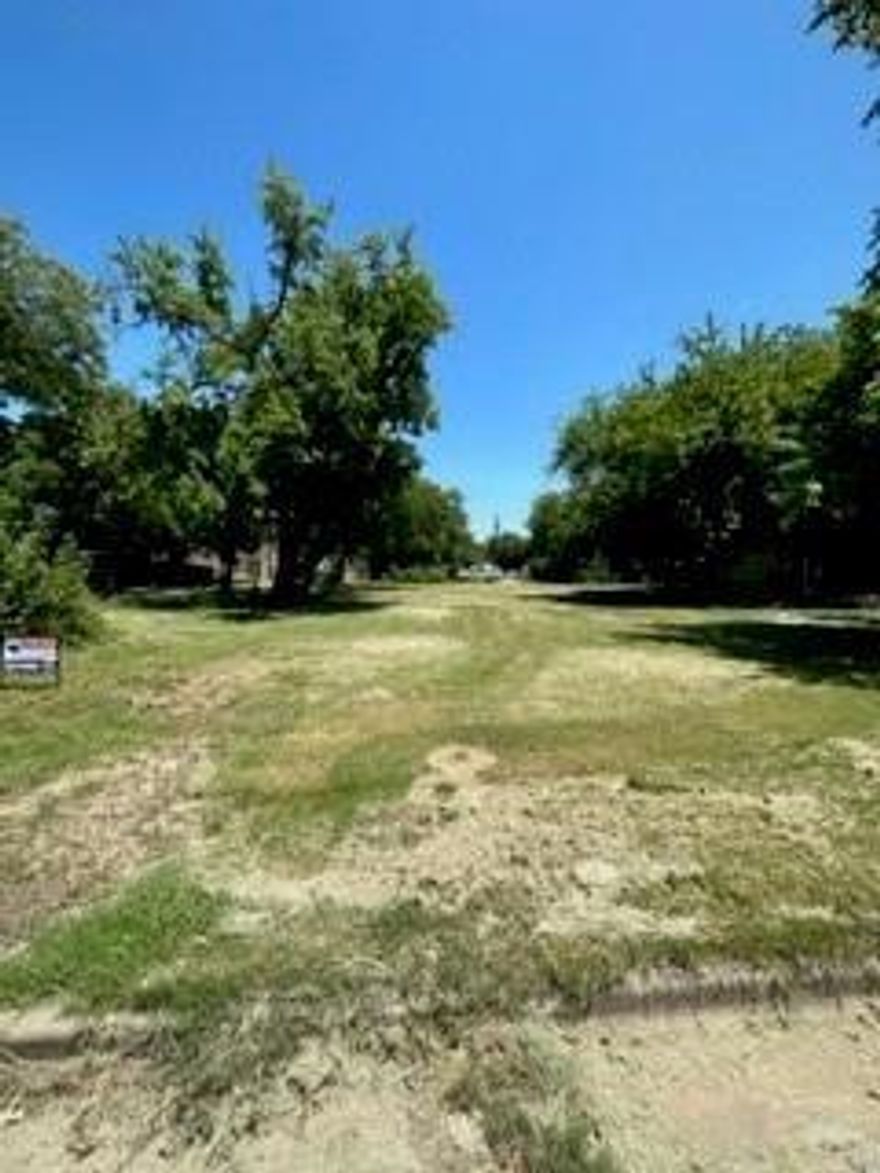 Great Lot on Great Location Available Adjoining 314 N. Morris total of .45 Available at 69K Need to check with City for Commercial or Residential use.