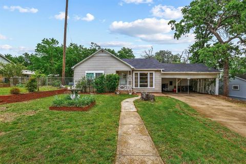 Photo of 1107 W Hull Street, Denison, TX 75020 (MLS # 21243862)