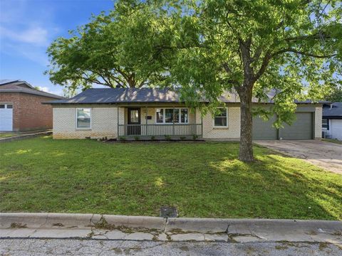 Photo of 825 Lee Drive, Bedford, TX 76022 (MLS # 21259332)