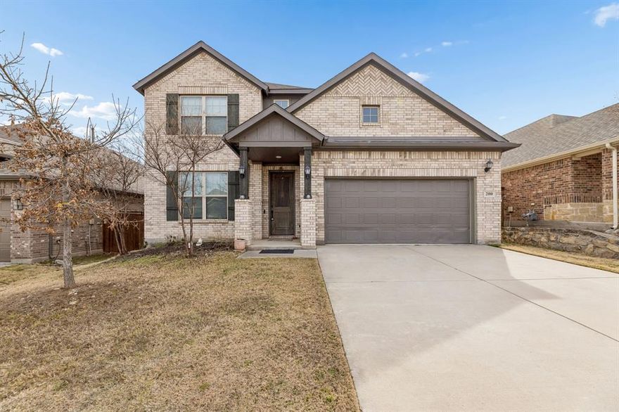 This home features 4 bedroomsm, 3.5 baths, Living room, great size dining room, & Game room. Master bedroom located downstairs. The kitchen features an open-concept layout that flows seamlessly into the living room, highlighted by beautiful granite countertops, high celinings, and an abundance of natural sunlight.