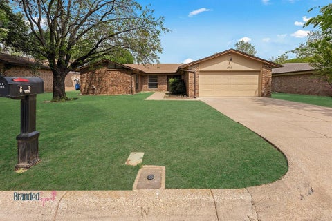 Photo of 6913 Loma Vista Drive, Fort Worth, TX 76133 (MLS # 21347850)