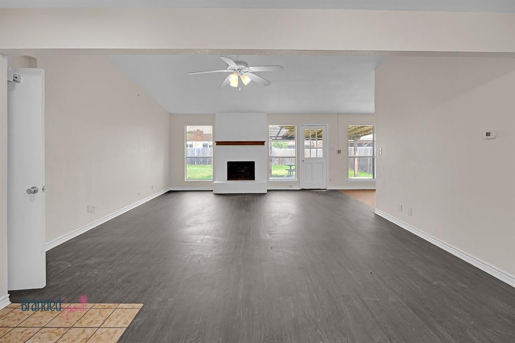 Photo of 6913 Loma Vista Drive, Fort Worth, TX 76133 (MLS # 21347850)