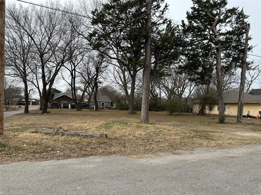 LARGE LOT AVAILABLE IN SHERMAN TEXAS - GREAT ACCESS TO DOWN TOWN SHERMAN, BUILDERS DREAM , GREAT FOR A INVESTMENT PROPERTY AND OR FUTURE GROWTH IN SHERMAN. BUYERS SHOULD ALWAYS DO THERE DUE DILIGENCE IN REVIEWING BUILDING CODES AND CITY ORDINANCES FOR THIS AWESOME CORNER LOT.