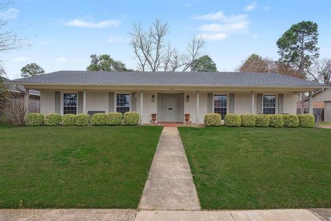 Photo of 256 Wedgewood Drive, Shreveport, LA 71105 (MLS # 21198415)