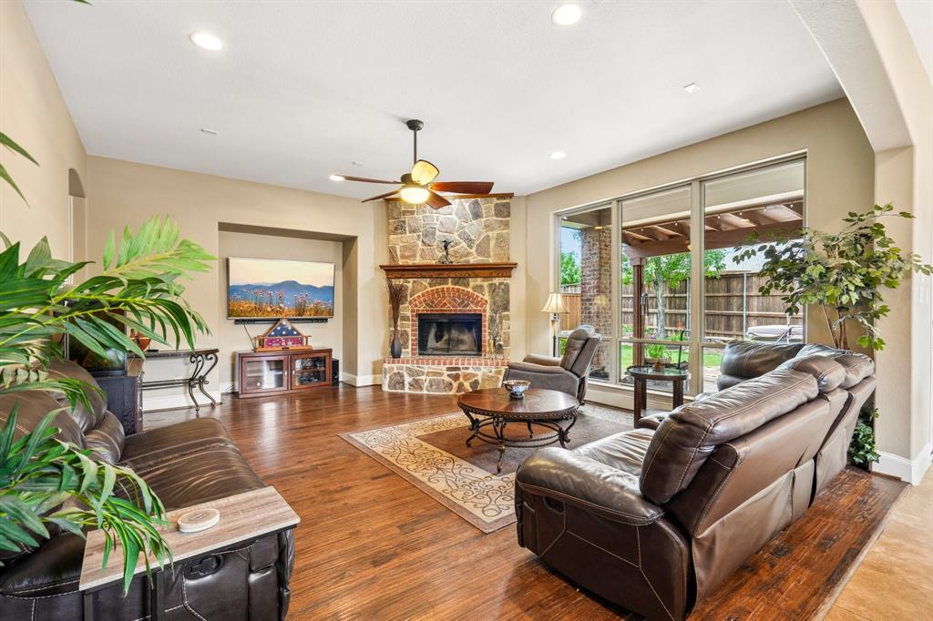 812 Moss Cliff Circle