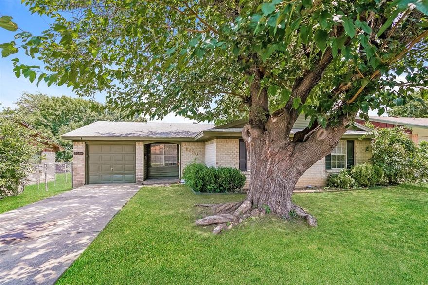 Beautiful home offers 4 bedroom and 1.5 bathroom with carpet and laminate type flooring. Home has 1 attached car garage. This home offers a spacious kitchen, updated bathrooms and is located in a beautiful location. The living room is stunning and has tons of natural lighting. The private fenced in backyard is perfect for pets or for enjoying gorgeous days outdoors. This home won't last long. Apply today!