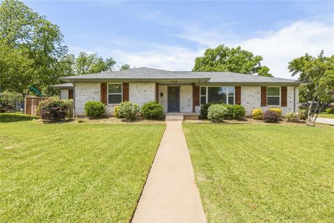 Photo of 535 Degan Avenue, Lewisville, TX 75057 (MLS # 21238979)