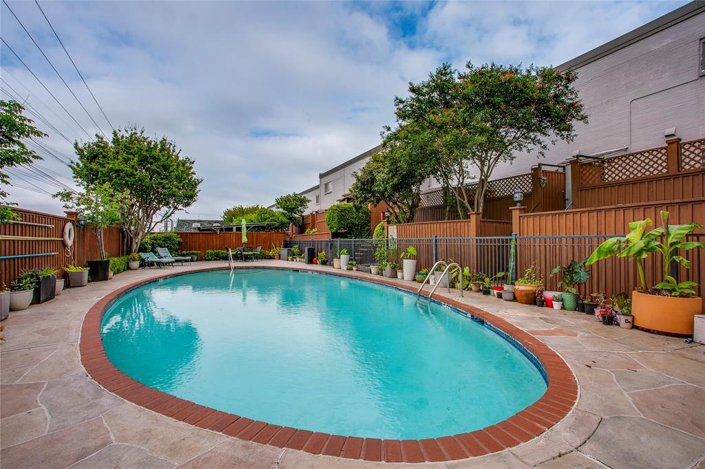 Royal Knoll Condominiums - Residential