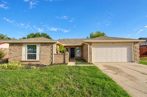 Photo of 3018 Meadow Creek Court, Grand Prairie, TX 75052 (MLS # 21415890)