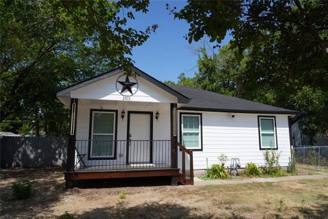 Photo of 2313 N Riverside Drive, Fort Worth, TX 76111 (MLS # 21385020)