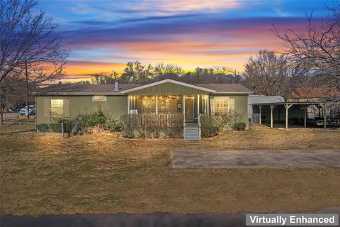 Photo of 89 Park Lane, Gainesville, TX 76240 (MLS # 21162406)