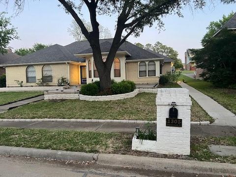 Photo of 1305 Stonecreek Court, Garland, TX 75043 (MLS # 21233162)