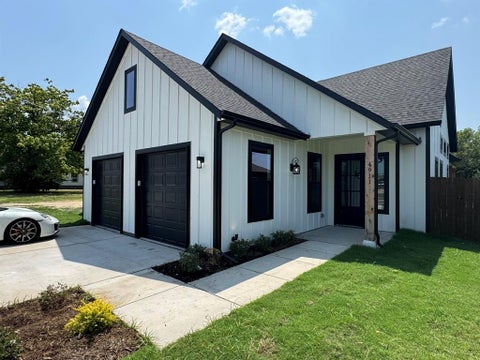 Photo of 4911 LEE Street, Greenville, TX 75401 (MLS # 21357654)