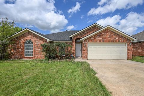 Photo of 809 Elbe Drive, Arlington, TX 76001 (MLS # 21228920)