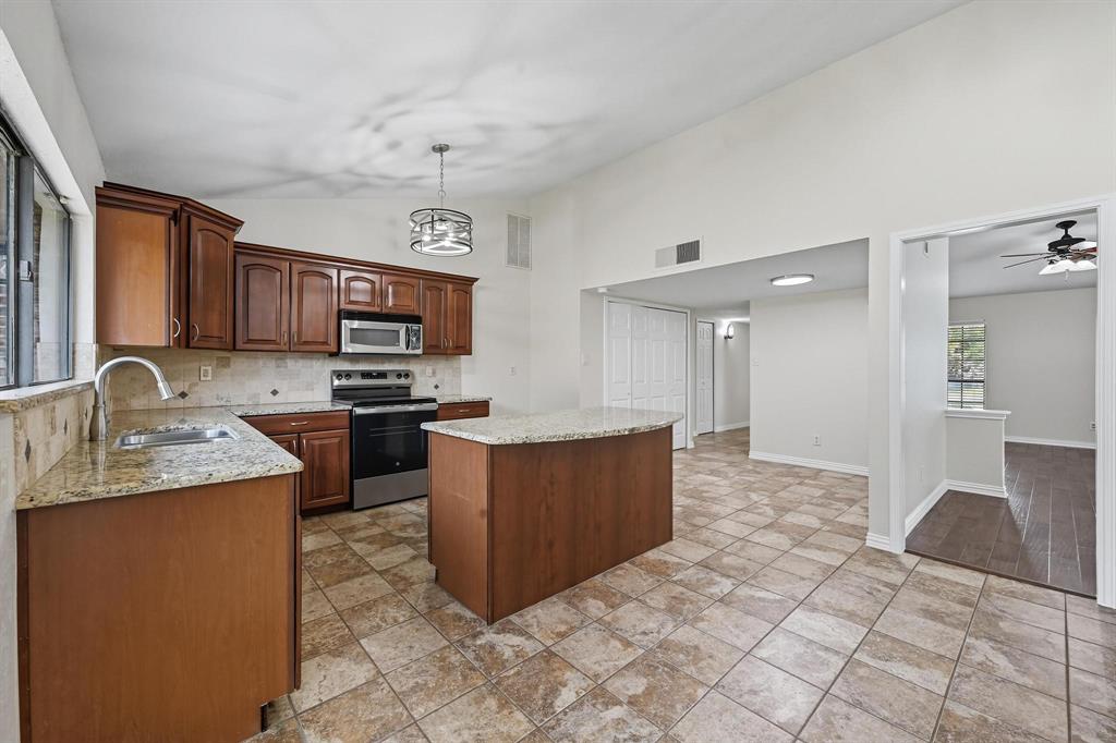 Flower Mound, Texas 75028, United States, 3 Bedrooms Bedrooms, ,2 BathroomsBathrooms,Residential,Pending,208317