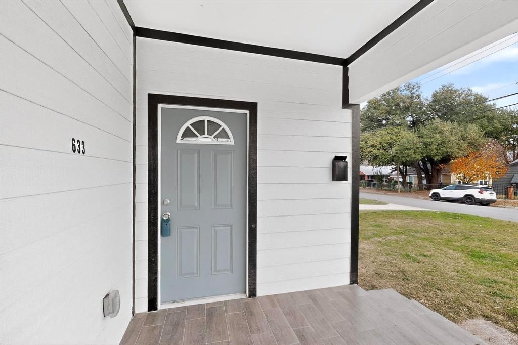 Photo of 633 Ogden Avenue, Cockrell Hill, TX 75211 (MLS # 21134256)