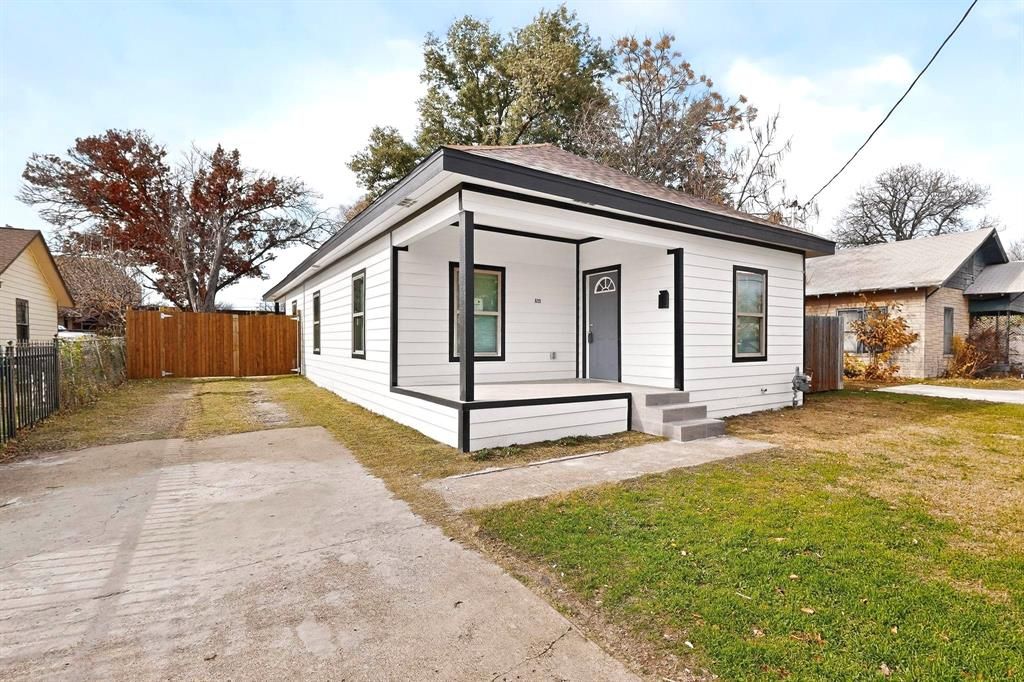 Photo of 633 Ogden Avenue, Cockrell Hill, TX 75211 (MLS # 21134256)