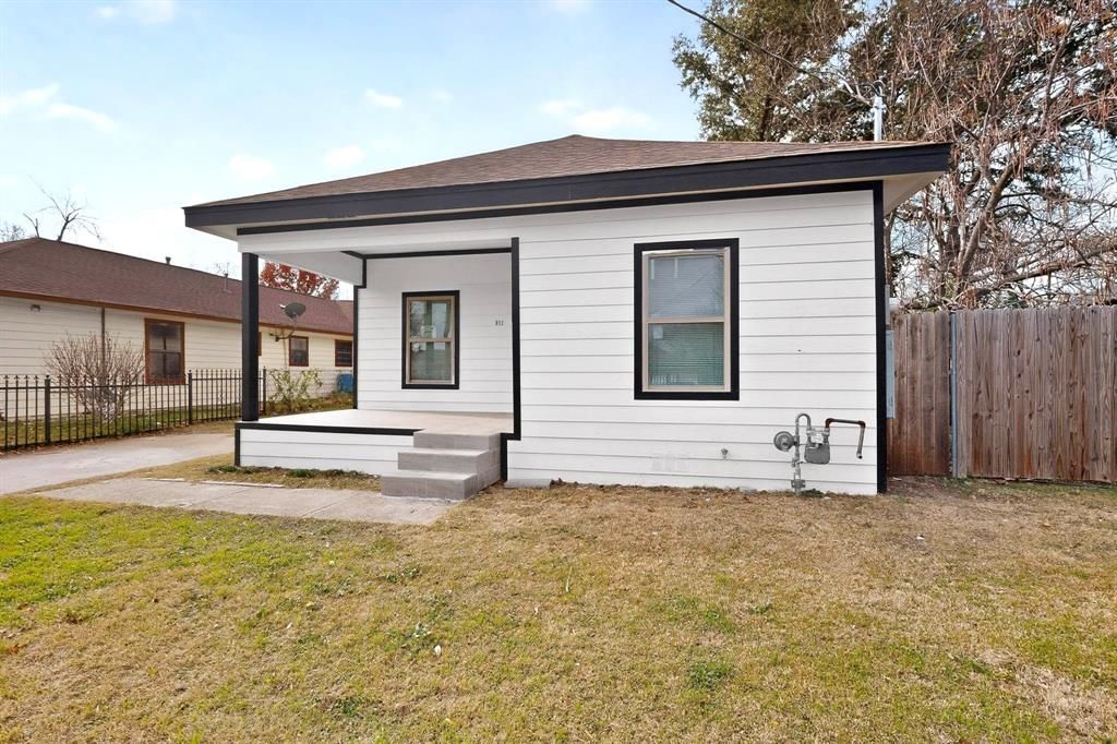 Photo of 633 Ogden Avenue, Cockrell Hill, TX 75211 (MLS # 21134256)