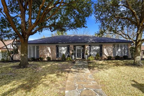 Photo of 200 Hillview Drive, Hurst, TX 76054 (MLS # 21158865)