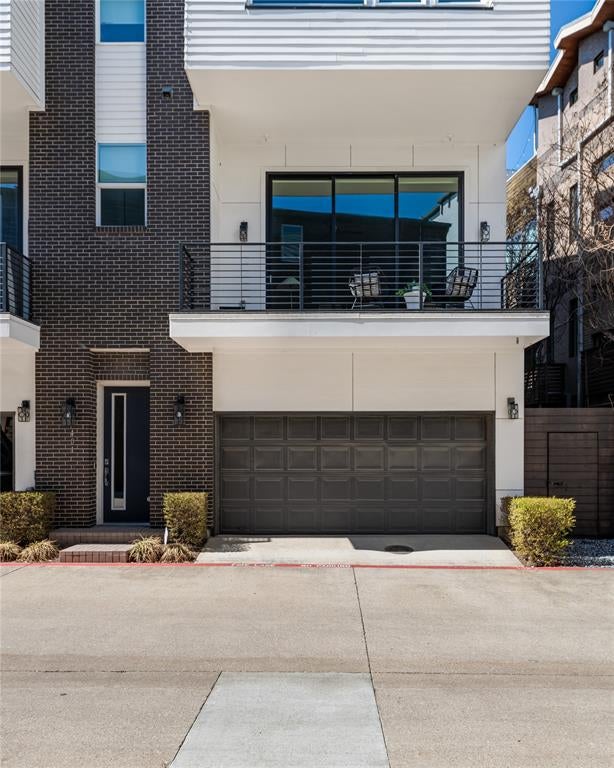 381 E Greenbriar Lane 401