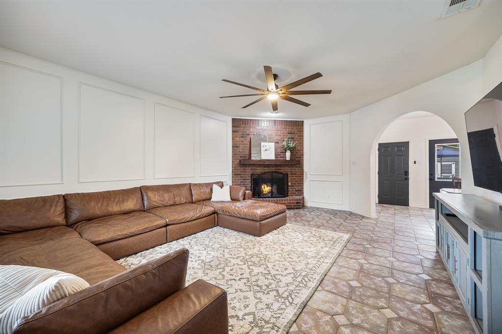 1091 Whispering Glen