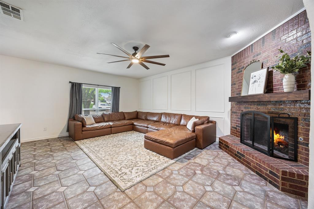 1091 Whispering Glen