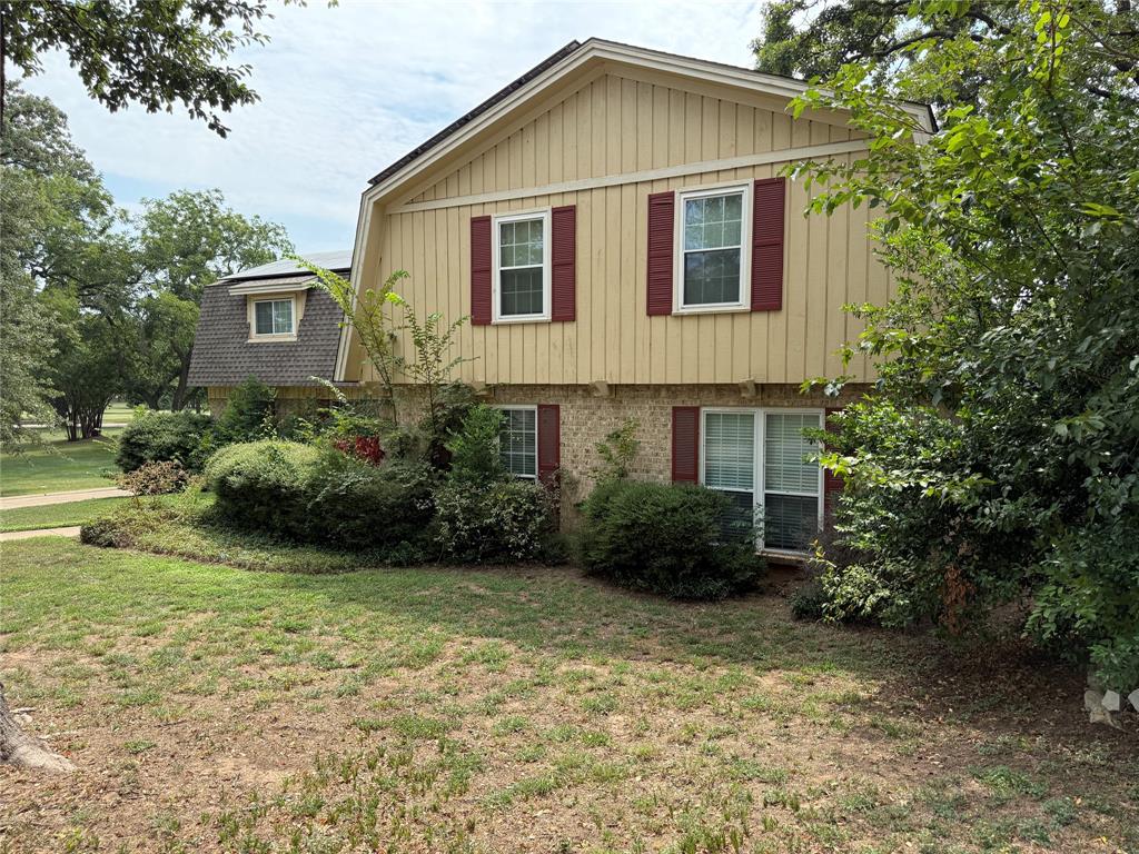 1816 Woodridge Drive