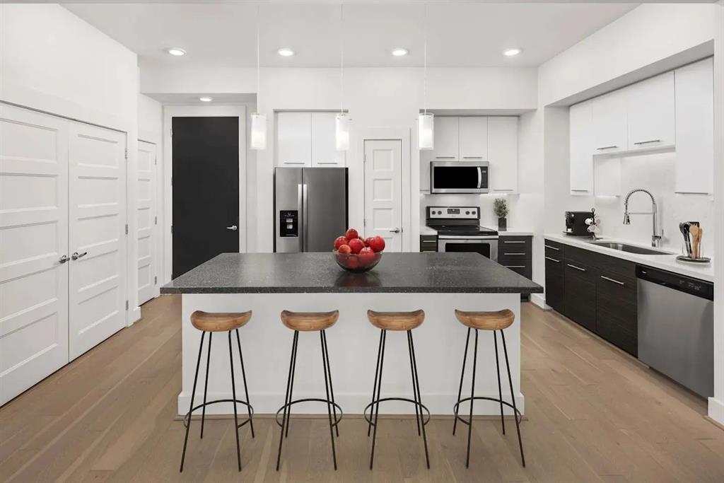 Photo of 2727 Travis Street #512, Houston, TX 77006 (MLS # 21357329)