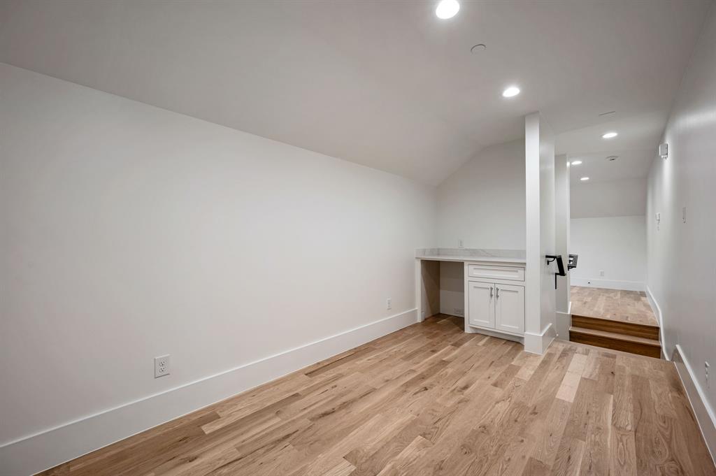 UNIVERSIT Y ANNEX 2ND INST - Residential