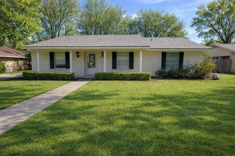 Photo of 507 Fox Trail, Greenville, TX 75402 (MLS # 21218823)