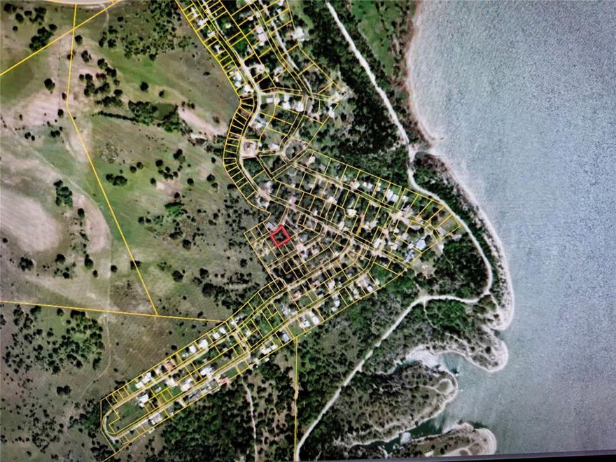 Small Covered building with 50 amp connected. Electricity and water are availiable at the road. Just over half an acre lot to build on or use as a recreation spot while you enjoy the lake! Just minutes from lake Whitney.