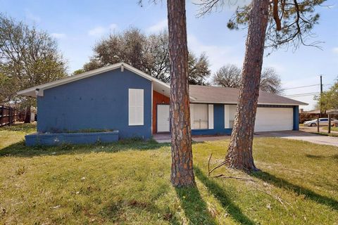 Photo of 400 Casa Bello Court, Irving, TX 75062 (MLS # 21314850)