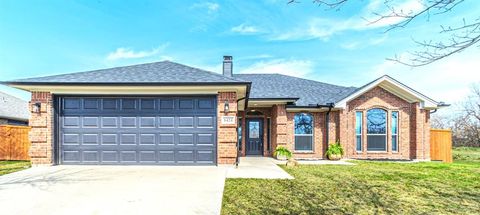 Photo of 1424 Vine Street, Weatherford, TX 76086 (MLS # 21193939)