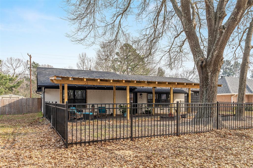 713 Southoak Drive