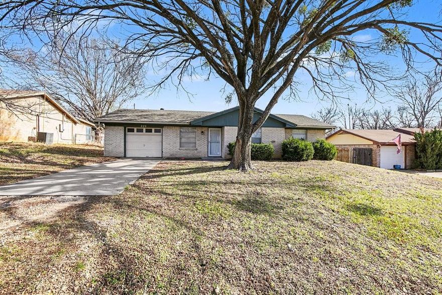You’re stepping into a solidly built 1980 vintage home that blends classic design with practical living space. Situated on a
peaceful street with minimal traffic, this property offers both comfort and tranquility — ideal for families, first-time buyers, or
anyone looking for a serene place to call home.