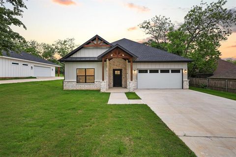 Photo of 1838 S Park Avenue, Denison, TX 75020 (MLS # 21341165)