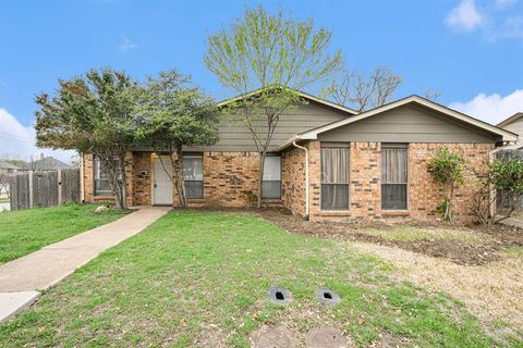 Photo of 2201 Jackson Circle, Carrollton, TX 75006 (MLS # 21246411)